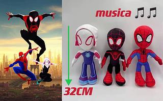 Brinquedo de pelúcia do herói dos Vingadores do Homem-Aranha